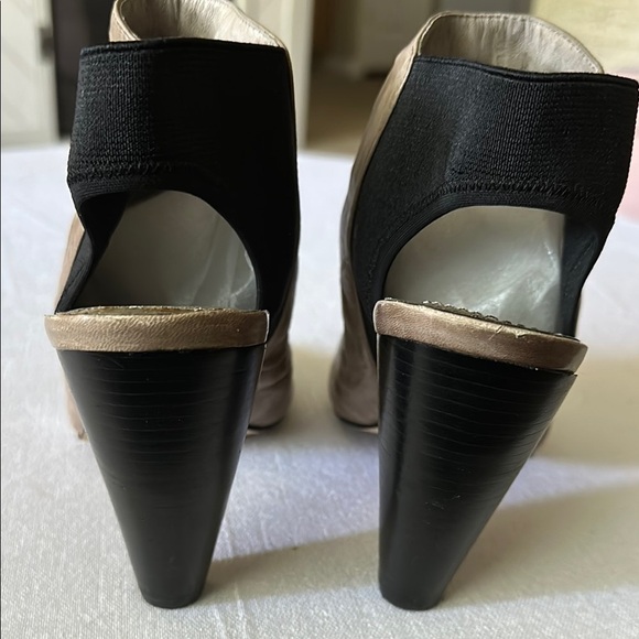 Vince Camuto Tan Heels with Chunky Heel and Peep-Toe Design - Picture 4 of 7